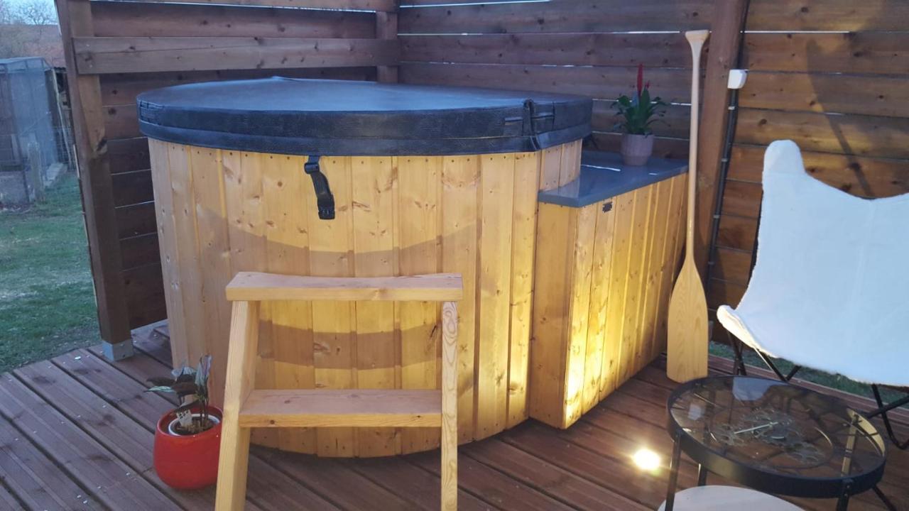 Mattexey La Roulotte Des Amish & Bain Nordique A Remous Jacuzzi旅馆 外观 照片