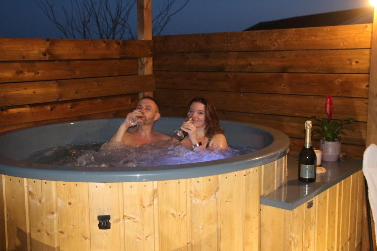 Mattexey La Roulotte Des Amish & Bain Nordique A Remous Jacuzzi旅馆 外观 照片